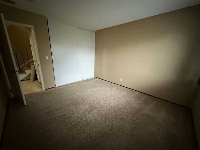 Building Photo - Three bedroom Clearview Circle Condo!