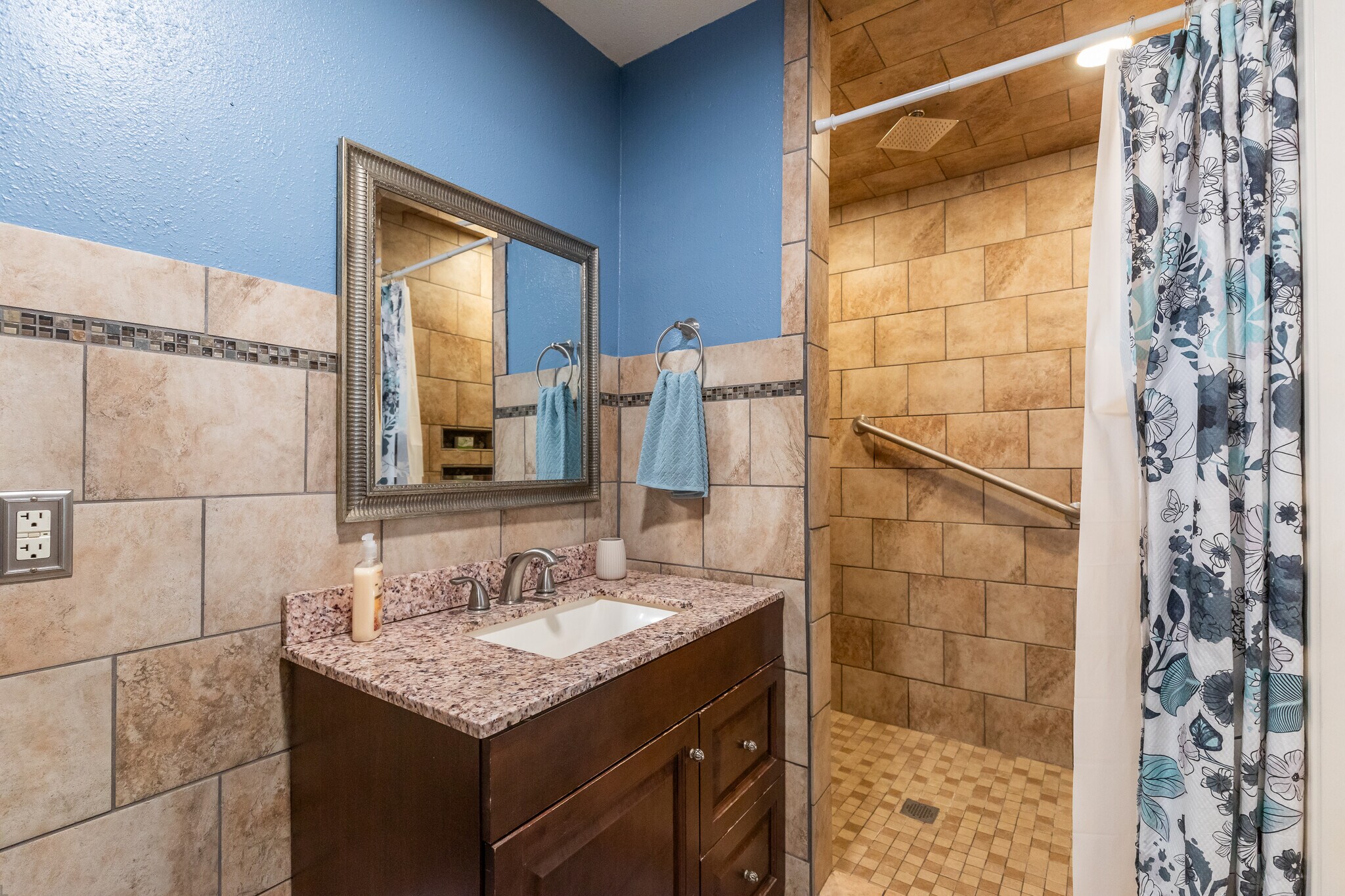 Building Photo - 1802 Glendale Dr
