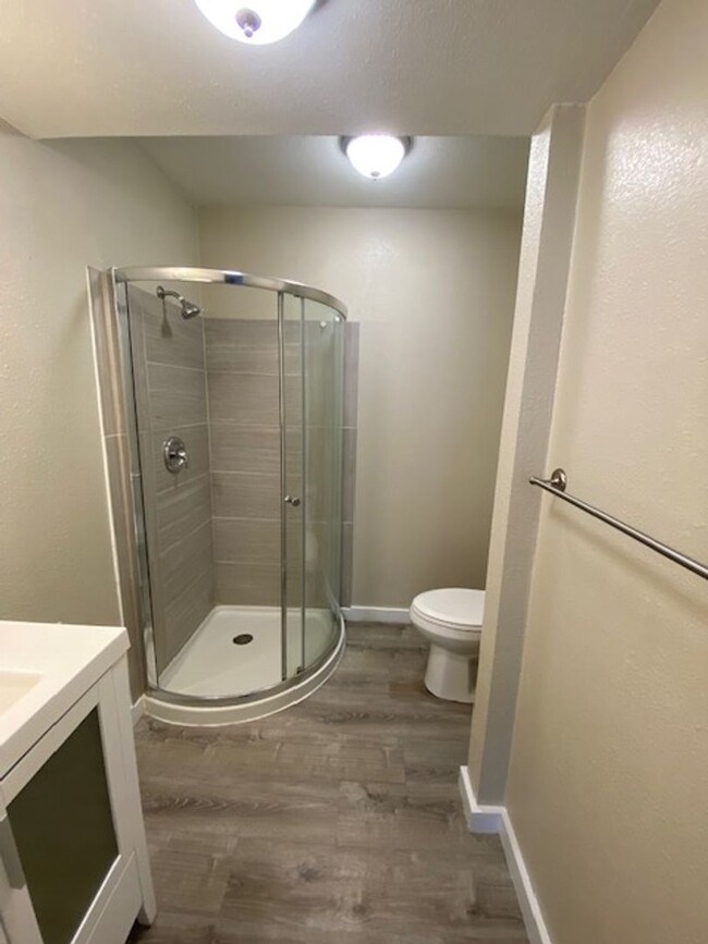 Building Photo - 1 Bedroom Apartment available