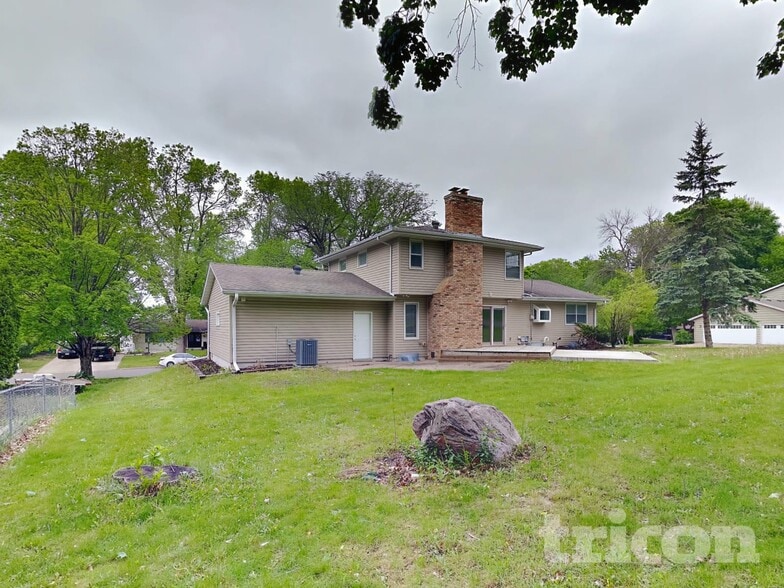 Building Photo - 3301 Skyview Dr
