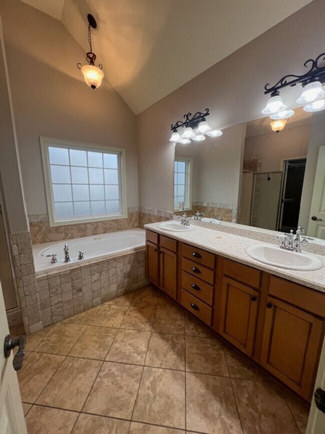 Building Photo - Southern Comfort & Style: Discover This Be...