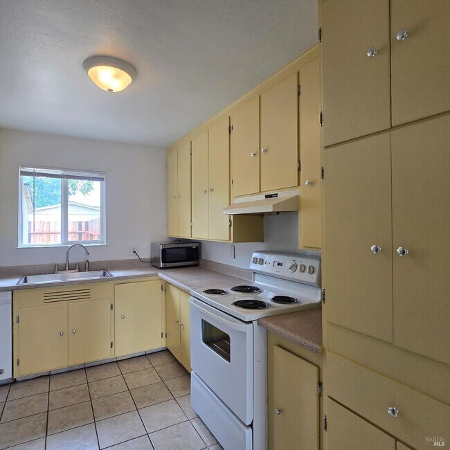 Building Photo - 102 Laurel St