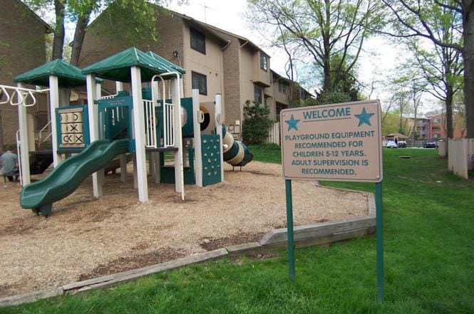 Building Photo - 2438 Glengyle Dr