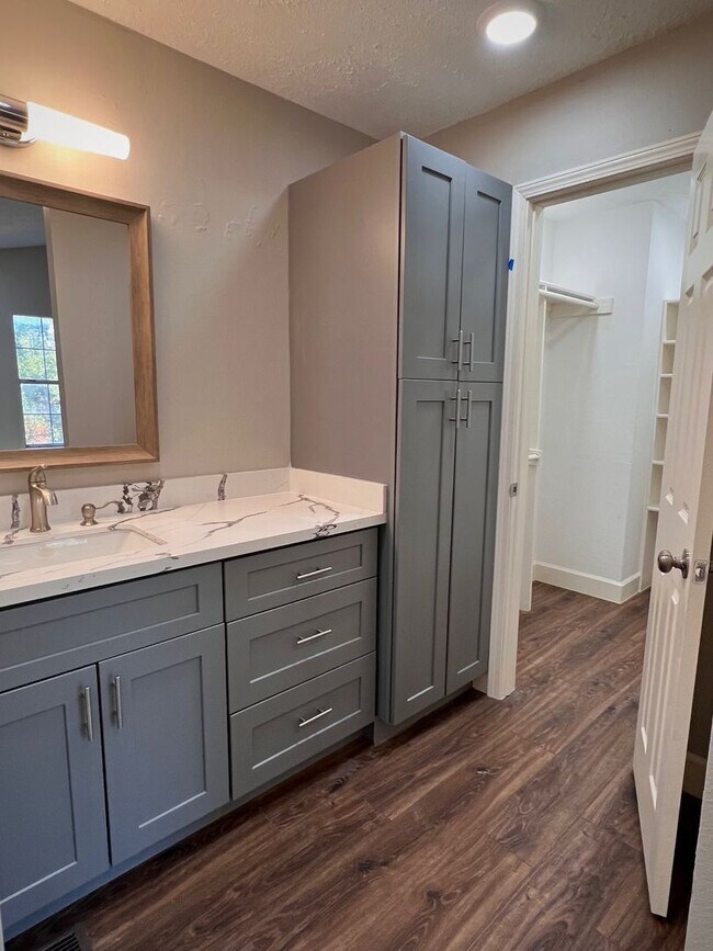 Building Photo - Updated 2 bed 2.5 bath steps away from Campus!