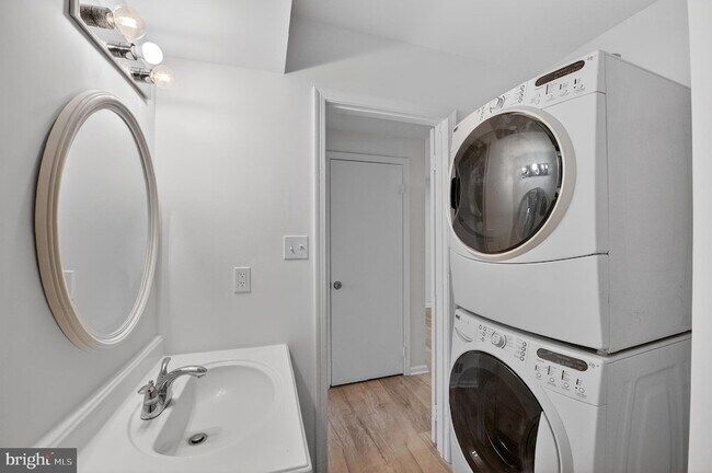 Building Photo - 224 Moore Dr