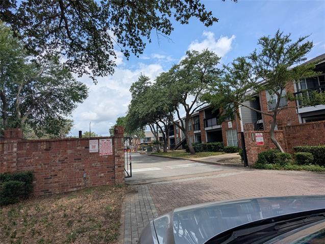 Building Photo - 18333 Roehampton Dr