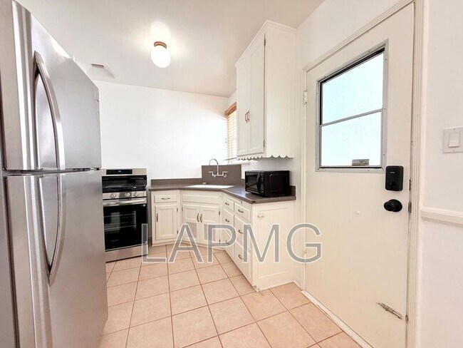 Building Photo - 626 1/2 N Spaulding Ave