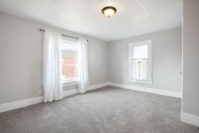 Building Photo - 4 BED/1 BATH IN NEWARK
