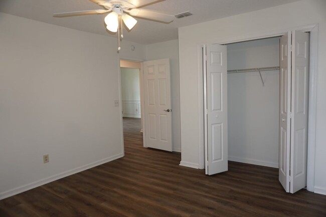 Building Photo - 3 Bedroom 2 Bathroom Home With Garage in M...