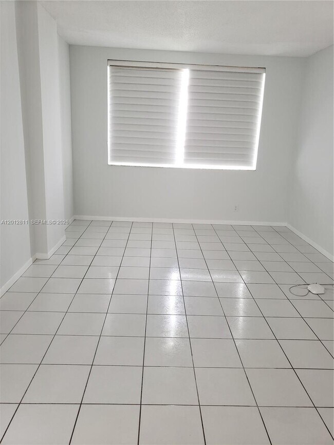 Building Photo - 4200 Hillcrest Dr