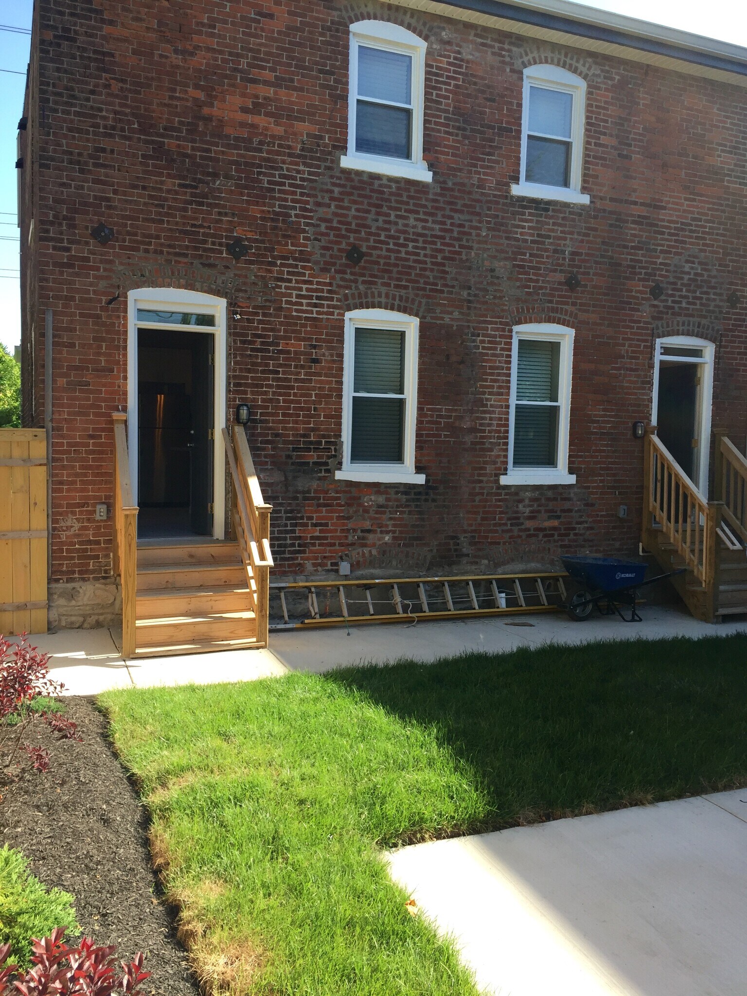 Building Photo - 323 Parkwood Ave