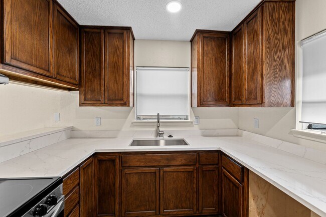 Building Photo - Tastefully Updated 3 bedroom 2 bath Duplex Northeast San Antonio