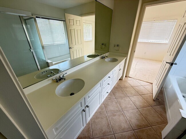Building Photo - 4 Bedroom / 3 Bath House in The Islands Ga...