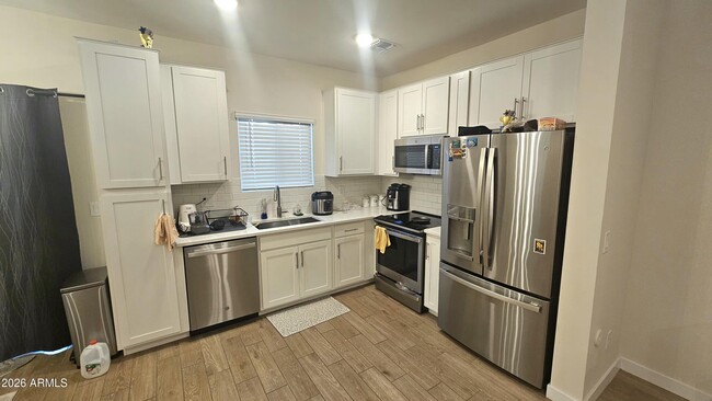 Building Photo - 2818 W Red Fox Rd