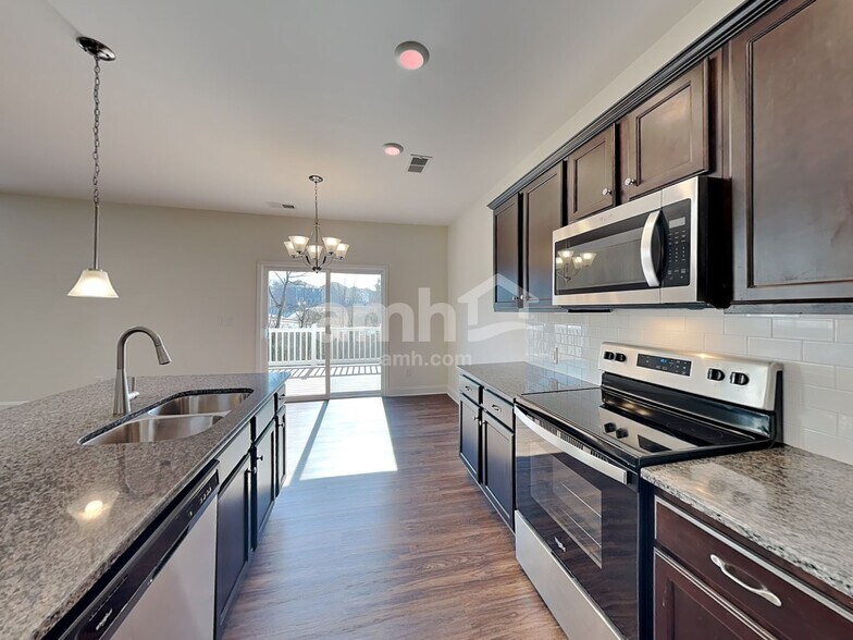 Building Photo - 185 Larragan Dr