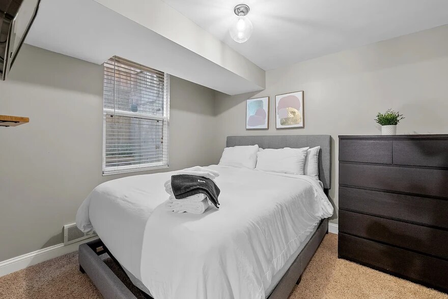 Building Photo - 950 N 6th St