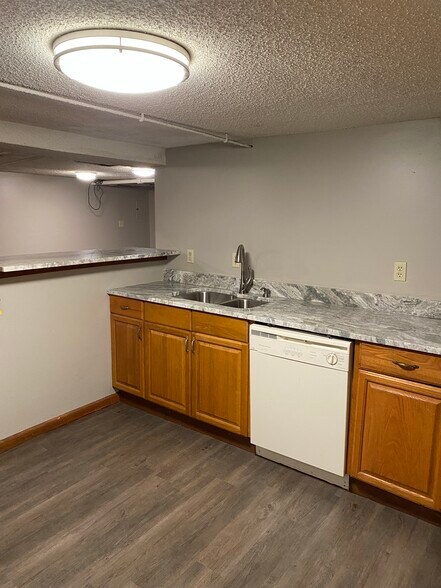 Kitchen - 302 E 7th St