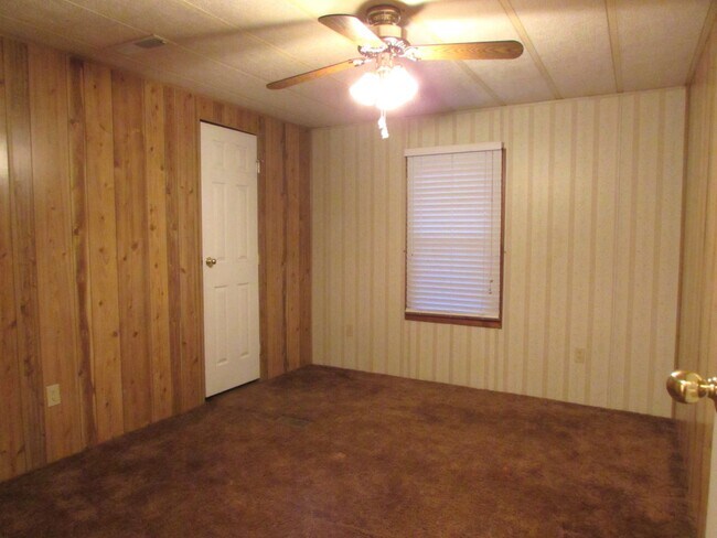 Building Photo - Charming 2 Bed/2.5 Bath - Approx 1 Acre of...