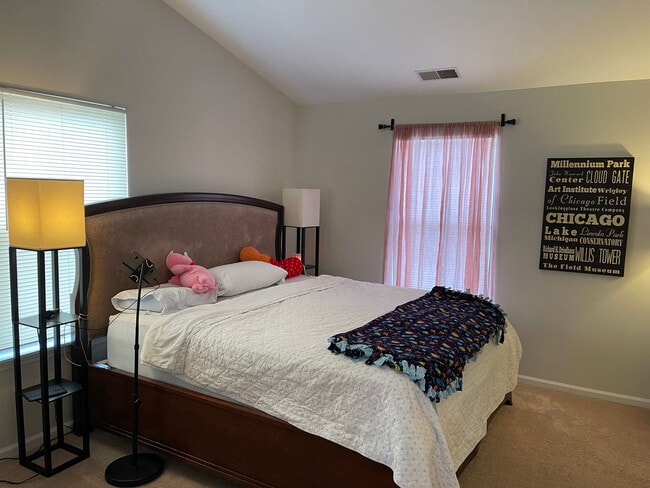 Building Photo - 1040 N Claremont Dr