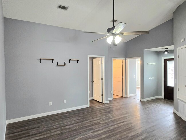 Building Photo - Pensacola 3 bed/ 2 bath