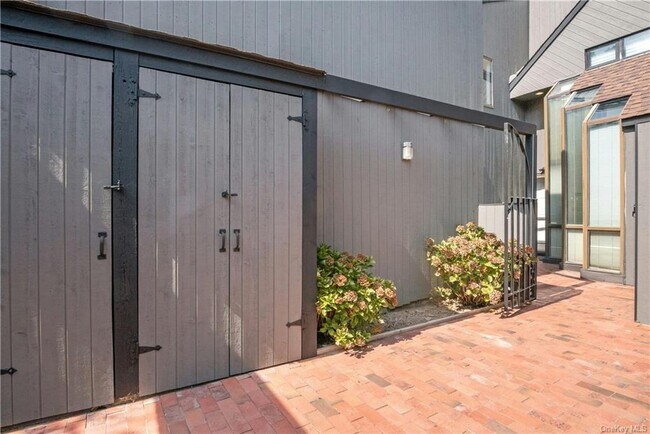 Building Photo - 126 Stone Oaks Dr