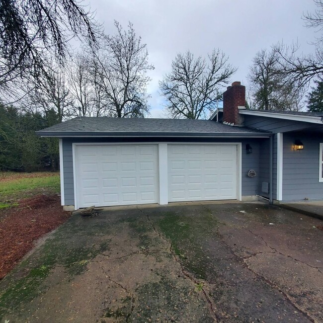 Building Photo - Pet Friendly Single level, 3 bed: 2 bath home with an open yard area and 2 car garage