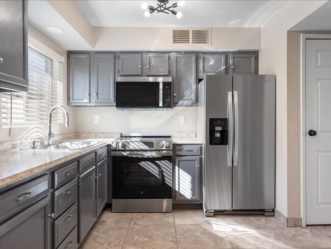 Building Photo - 2 Bedroom 1 Bathroom -ALL Brand New Appliances!