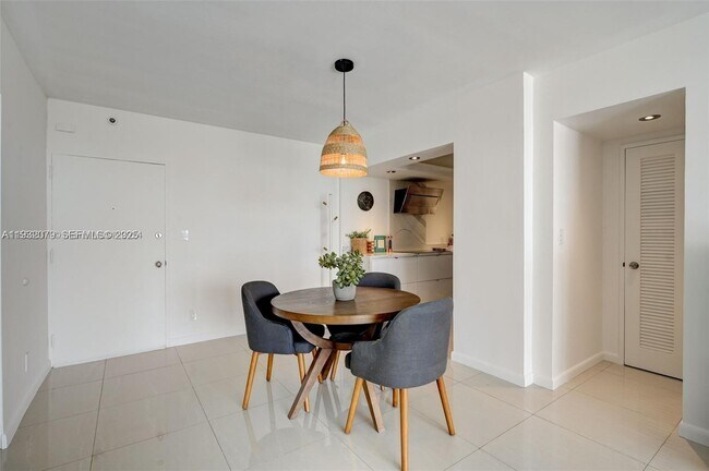 Building Photo - 5600 Collins Ave