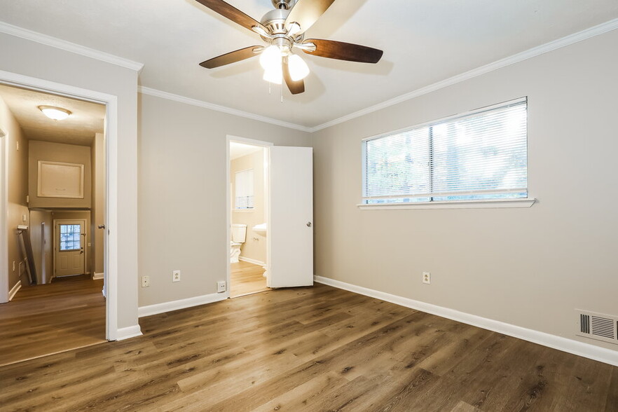 Building Photo - 9105 Homewood Dr