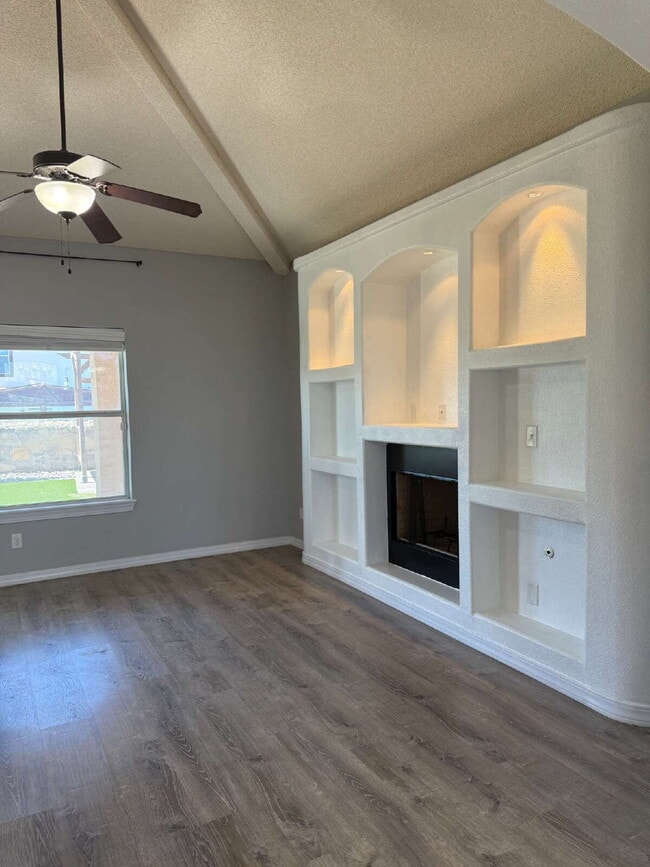 Building Photo - "Charming 3-Bedroom Retreat with 2 Full Ba...