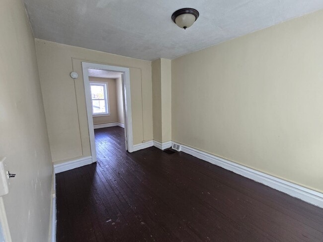 Building Photo - 528 N Jute St