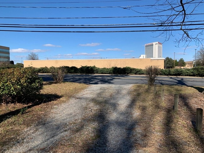 Building Photo - Four Seasons Area, 3 Bedrooms Plus Office, Fire Place, Convenient to Mall & Interstates.