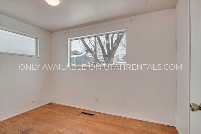 Building Photo - 961 S 190 W