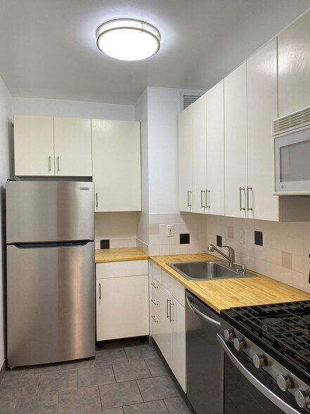 Kitchen - 2755 Ordway St NW