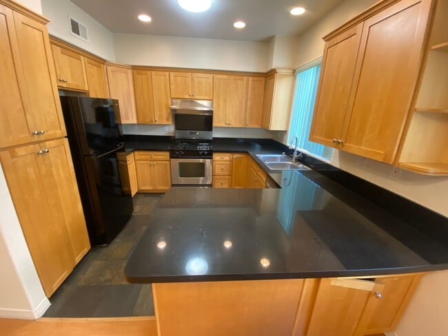 Building Photo - Spacious 4 Bed, 3 Bath Townhouse in Torrance $3,850
