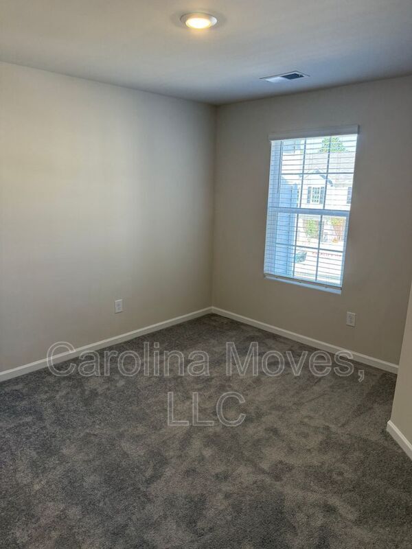 Building Photo - 825 Powder Br Dr