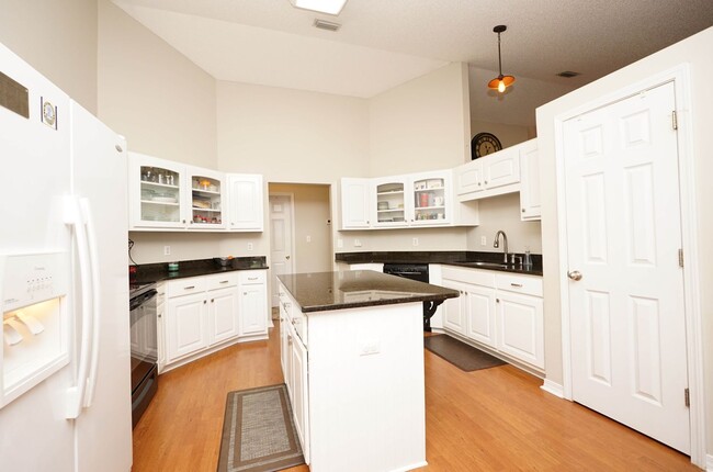Building Photo - Silver Oaks Community
