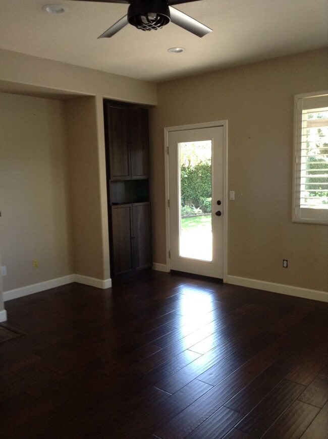 Building Photo - Beautiful Home!