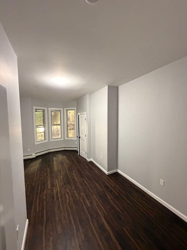 Building Photo - 906 Summit Ave