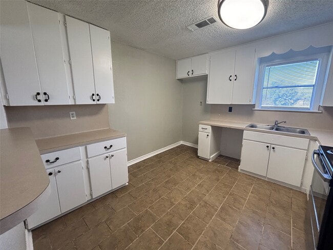 Building Photo - 3010 Jefferson Dr