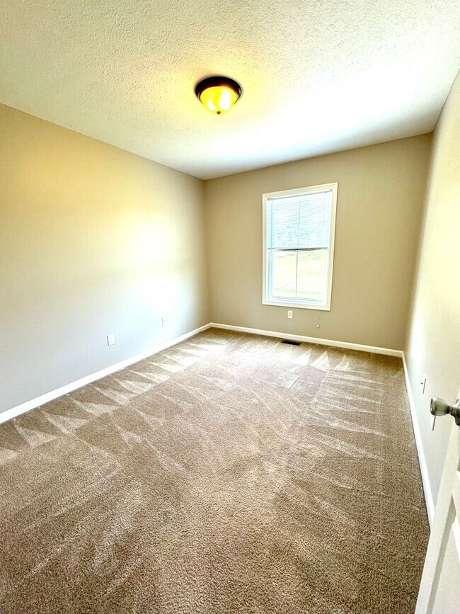 Building Photo - Town House For Rent