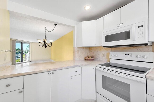 Building Photo - 1750 W 46th St