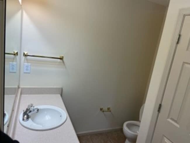 Building Photo - 418 Village Pl