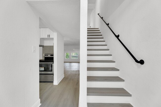 Building Photo - 904 Banks Rd