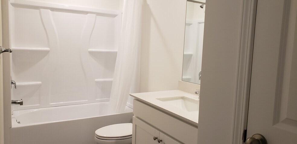 Loft full bathroom - 208 Overton Dr