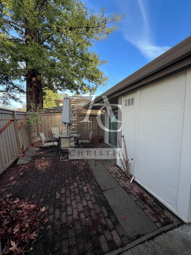 Building Photo - Charming 2BR/1BA End Unit for Rent – Great...