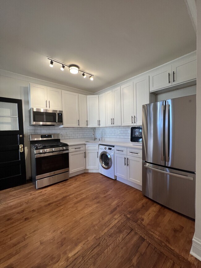 Building Photo - 531 W Addison St