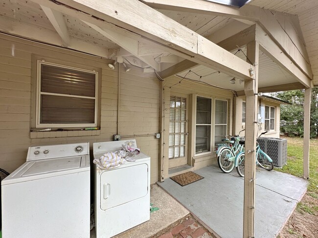 Building Photo - Awesome 2 Bedroom House Directly Behind Mi...