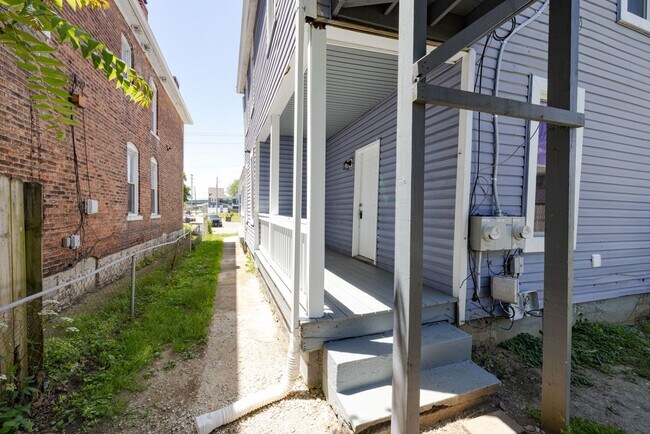 Building Photo - 358 St Clair Ave