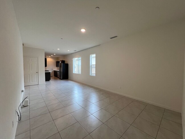 Building Photo - 3-bedroom, 2-bath home in Lemoore